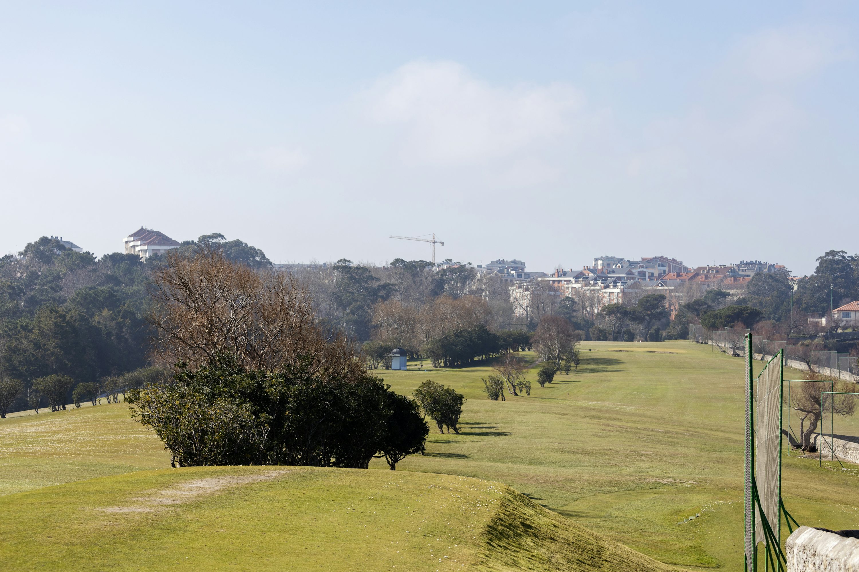 Vue aérienne du parcours de golf West Cliffs à Vau, Algarve (Portugal), fairways et falaises côtières