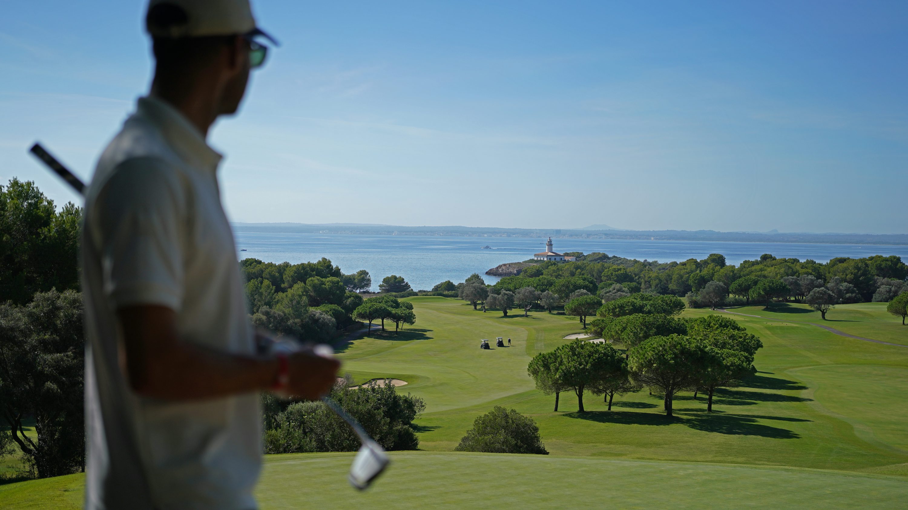 Parcours de golf côtier de l'Algarve (West Cliffs, Vau) : fairway et green près des falaises avec l'océan en arrière-plan