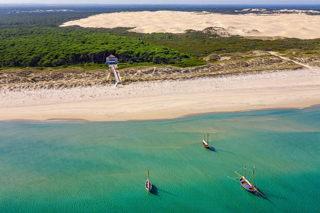 Vue aérienne de la plage de Comporta avec accès direct