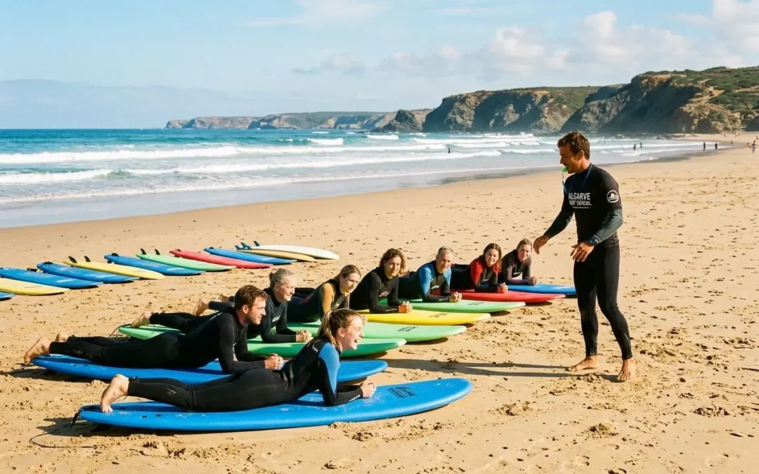 Groupe de surfeurs en formation sur la plage, prête à apprendre avec un instructeur lors d’un cours de surf Algarve.